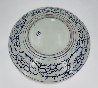 null Large blue and white porcelain dish, decorated with three medallions decorated...