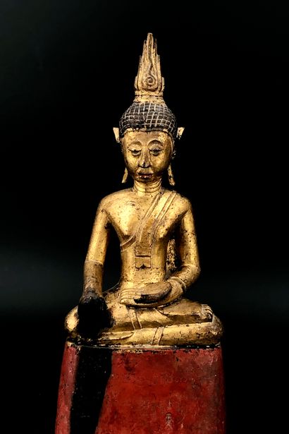 null Small Buddha in gold and red lacquered wood, sitting in meditation, taking the...