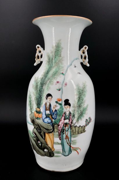Chine XXe siècle,

Vase balustre en porcelaine...