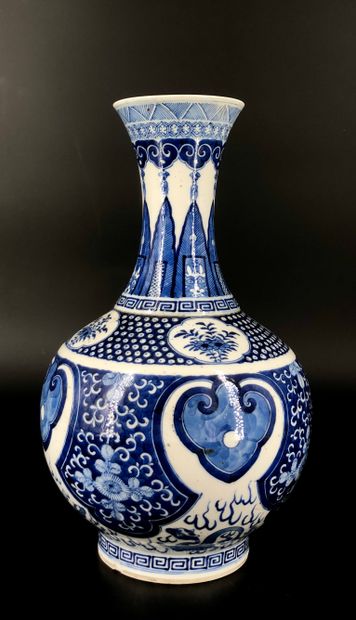 null Chine, période Qing,
Vase bouteille en porcelaine bleu et blanc à décor de...