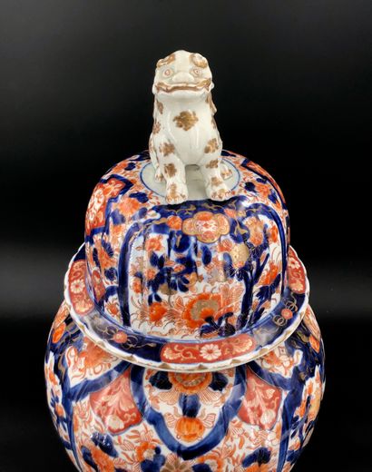 null Japan,

Covered imari porcelain vase, the lid's grip surmounted by a white and...