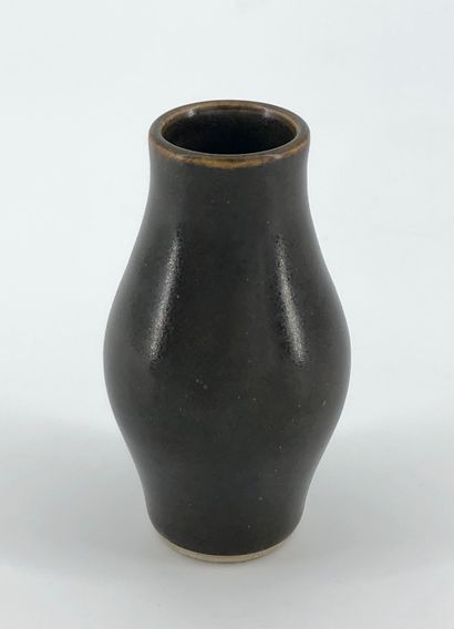 null Vase de maîtrise 
Email poussière de thé
Chine, XIXème siècle 
H. : 9,5 cm