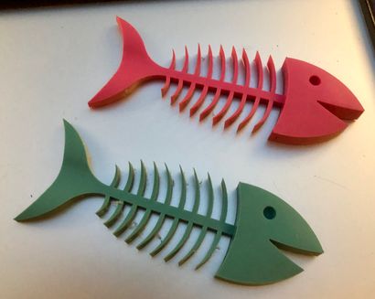 null Une paire de serre-livres en bois et composition à décor d'un requin (petit...