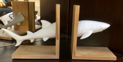 null Une paire de serre-livres en bois et composition à décor d'un requin (petit...