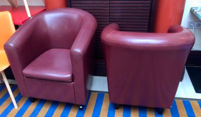 null VEGA 
Paire de fauteuils Club en cuir bordeaux 
80 x 72 x 48 cm (assise) 
Profondeur...