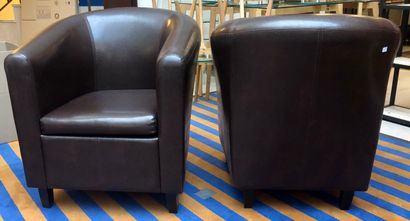 null VEGA 
Une paire de fauteuils Club en cuir brun piqué
80 x 72 x 48 cm (assise)...
