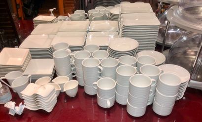 Lot de tasses à thé et sous-tasses en porcelaine...
