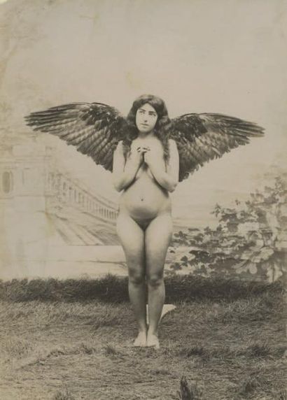 null Photographe de Téhéran Un Ange, vers 1895-1900. Tirage argentique d'époque 22,1...