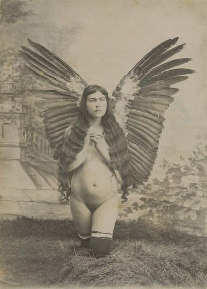 null Photographe de Téhéran Ange agenouillé, vers 1895-1900. Tirage argentique d'époque...