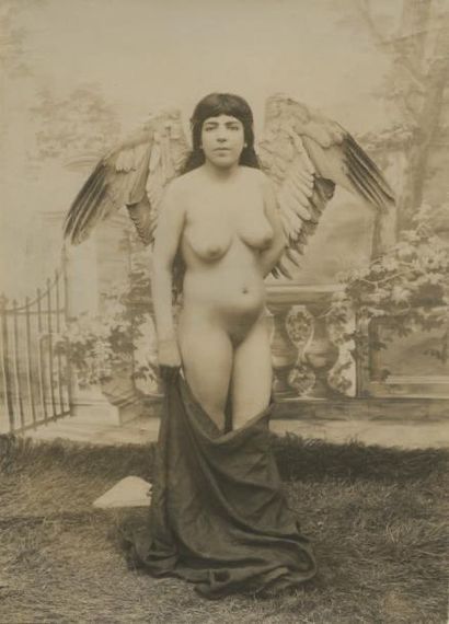 null Photographe de Téhéran Ange au drap sombre, vers 1895-1900. Tirage argentique...