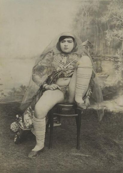null Photographe de Téhéran Jeune fille assise, vers 1895-1900. Tirage argentique...