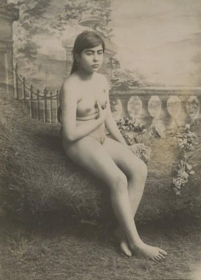 null Photographe de Téhéran Jeune fille, vers 1895-1900. Tirage argentique d'époque...