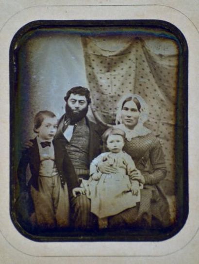 null Daguerréotypiste itinérant, le 14 septembre 1849. Portrait d'une famille devant...