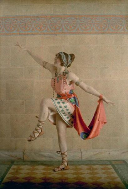 Mante et Goldschmidt Femme dansant, vers 1910. Autochrome d'époque 18 x 13 cm