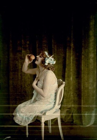 Mante et Goldschmidt Femme à la pomme, vers 1910. Autochrome d'époque 18 x 13 cm