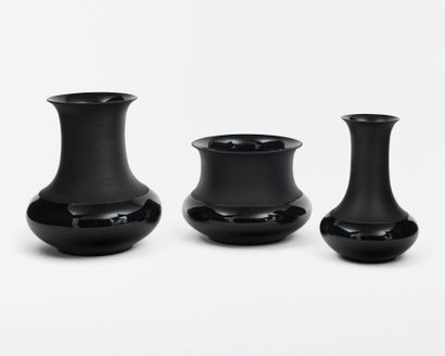 null Tapio WIRKKALA (1915 - 1995)
Suite de 3 vases en porcelaine
émaillée noire,...