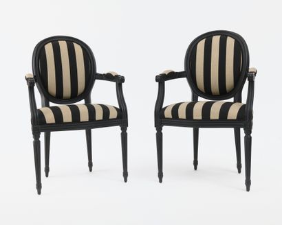 null Paire de fauteuils
en bois laqué noir, à dossiers
médaillon, recouverts de tissu
rayé...