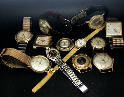 Un lot de montres-bracelets en métal doré...