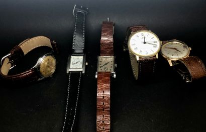 Un lot de montres-bracelets en métal argenté...