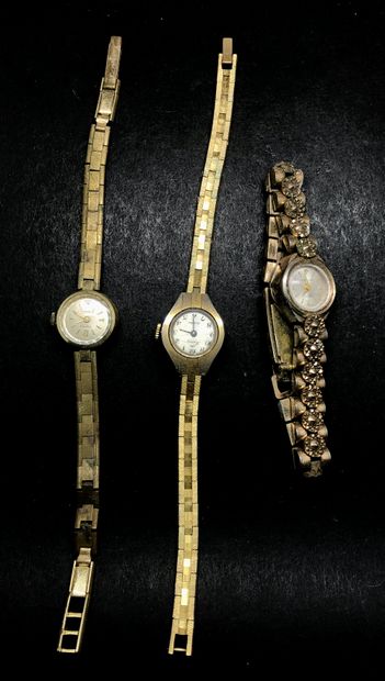 Trois montres bracelet de dame en plaqué...
