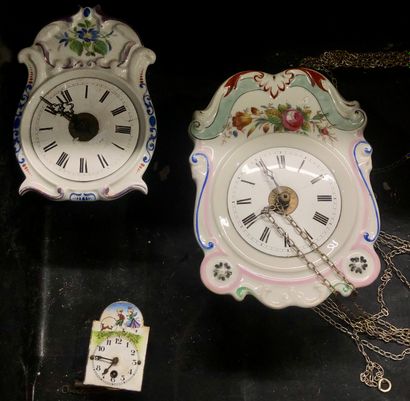 Trois horloges avec cadrans en terre cuite,...