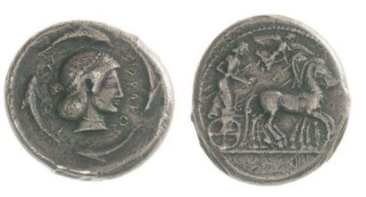 GRÈCE Sicile, Syracuse (485-479). Tétradrachme au quadrige au pas couronné par Niké...