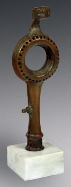 null L'Ancêtre Bronze soclé, signé. H. 26 cm. Pièce unique
