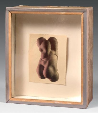 Hans BELLMER (1902-1975) La poupée Photographie originale, circa 1949. 7,5 x 4 cm,...
