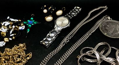 null FANTAISIE et ARGENT
Un lot de bijoux dont colliers, chaînes, fermoirs, une montre...