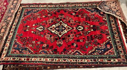 null Un ensemble de 4 tapis laine
comprenant :
- Tapis d’Iran, à champs bleu et rouge
,...
