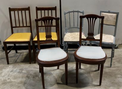 null Ensemble de 6 chaises de salon de muisque comprenant:
-une chaise en bois laqué...