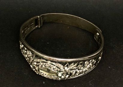 null Montre-bracelet en argent rigide repercé à motifs de fleurettes ornées d'éclats...