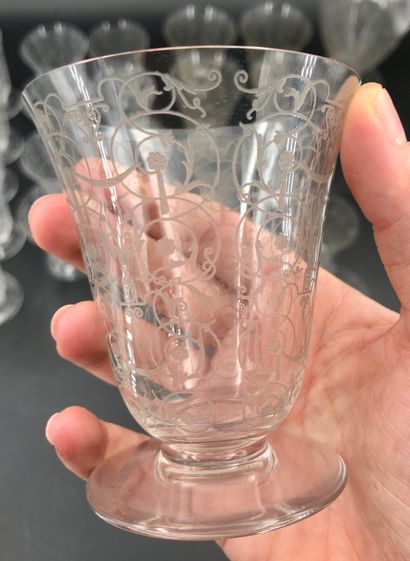 null BACCARAT 
Modèle Michel-Ange 
Partie de service de verres en cristal gravé comprenant...