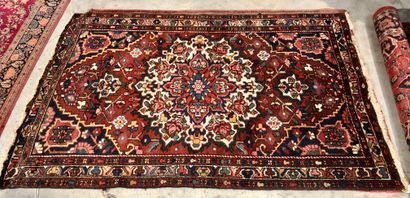 null Un ensemble de 4 tapis laine
comprenant :
- Tapis d’Iran, à champs bleu et rouge
,...