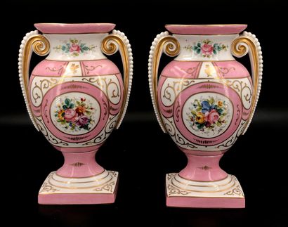 null Paire de vases en porcelaine blanche émaillée rose et or et à décor de fleurs...