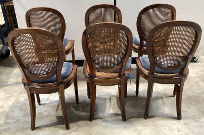 null Suite de 6 chaises à dossier médaillon en bois teinté façon acajou, entièrement...
