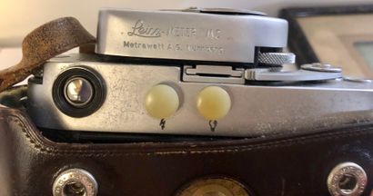 null Lot de deux appareils photographiques : un appareil Leitz Leica M3 (1958, 923...