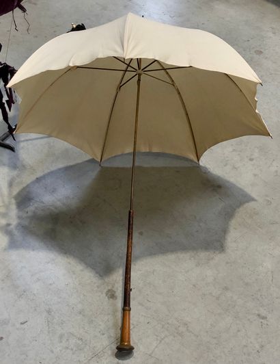 null Un lot de 3 ombrelles : 
- Une à manche en bois et métal et feuilles de tissu...
