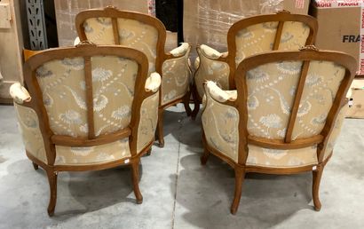 null Suite de 4 fauteuils en bois naturel mouluré et sculpté de fleurettes sur les...