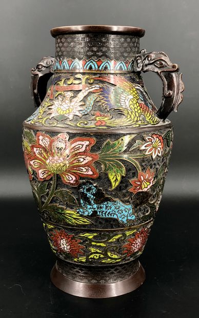 null Vase en cloisonné à décor de fleurs et
dragons
Anses stylisées
Japon, début...