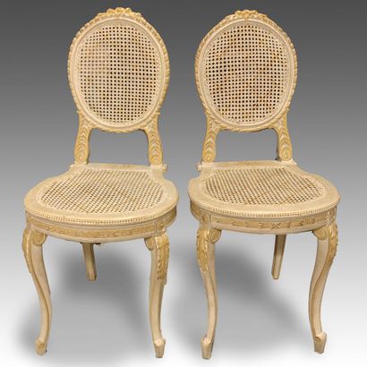 null Paire de petites chaises en bois sculpté et laqué crème et paille, assise violonnée...