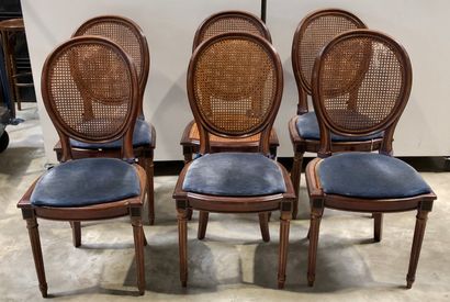 null Suite de 6 chaises à dossier médaillon en bois teinté façon acajou, entièrement...