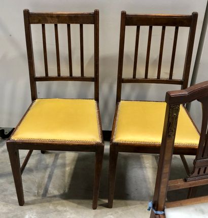 null Ensemble de 6 chaises de salon de muisque comprenant:
-une chaise en bois laqué...