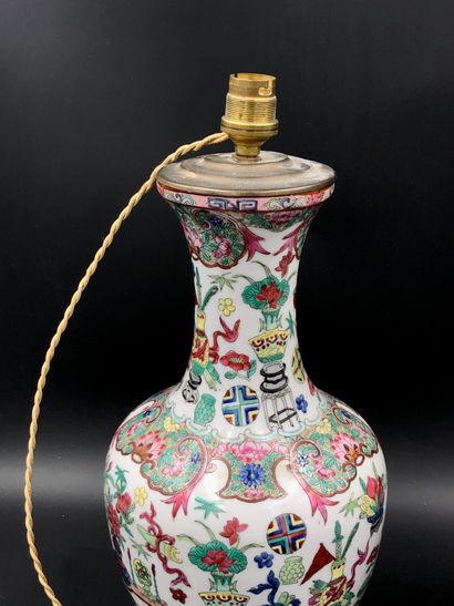 null CHINE
Paire de vases balustres en porcelaine à décor polychrome d'objets de...