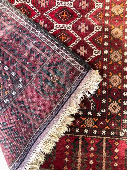 null AFRIQUE DU NORD
2 tapis en laine, champs rouge à
décors géométriques
198 x 117,5...
