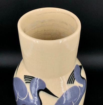 null Simone LARRIEU (1912 - 1996)
Vase en céramique craquelée crème à
décor d’échassiers...