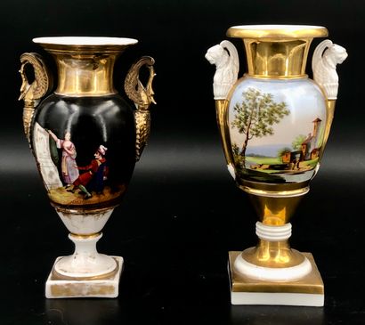 null Ensemble de deux vases balustres en porcelaine à décor tournant émaillé 
Ils...