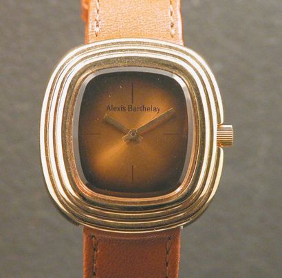 ALEXIS BARTHELEY Vers 1970 Originale montre-bracelet en métal doré, boîtier tonneau...