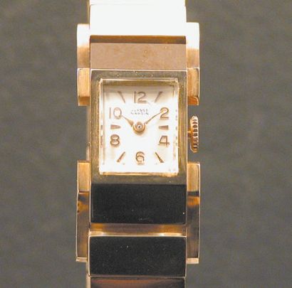 ULYSSE NARDIN Vers 1940 Belle montre-bracelet en or, boîtier rectangle, anses stylisées....