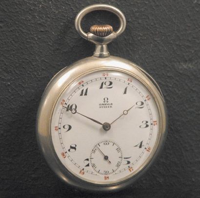 OMEGA Vers 1930 Belle montre de poche en métal, cadran émail blanc chiffres Breguet...